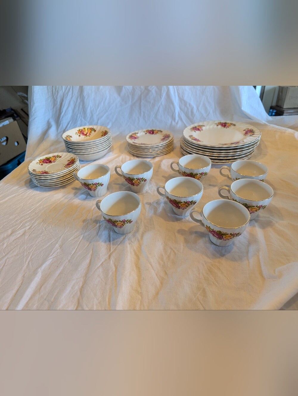 RESERVE Classic White Porcelain Dinnerware Set with Pink Floral and Gold Trim